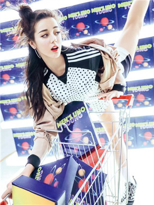 迪麗熱巴封面新鮮出爐 俏皮展現多面魅力